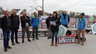 Une douzaine d'agriculteurs, rassemblés à Lyon autour d'Elise Michallet, présidente de la FDSEA  du Rhône (au centre), ont retiré les panneaux de leurs communes rurales et les ont apportés dans le centre-ville.
