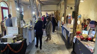 Producteurs fermiers et artisans locaux donnent rendez-vous aux visiteurs les 23 et 24 novembre 2024 au domaine des Rues (Maine-et-Loire) pour son douzième marché de Noël.