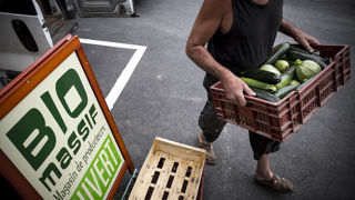 La moitié des 60 000 exploitations en bio bénéficient du crédit d'impôts d'après la FNAB. La moitié des 60 000 exploitations en bio bénéficient du crédit d'impôts d'après la FNAB.