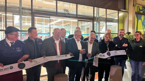 Inauguration mardi 19 novembre, de l'agrandissement du Gamm vert de Nuits-Saint-Georges (Côte-d'Or), avec Christelle Jeanroch, directrice de Natura'Lisa, filiale du groupe coopératif Dijon céréales, qui tient le ruban coupé par Didier Lenoir, président du groupe dont le DG Christophe Richardot est à droite.
