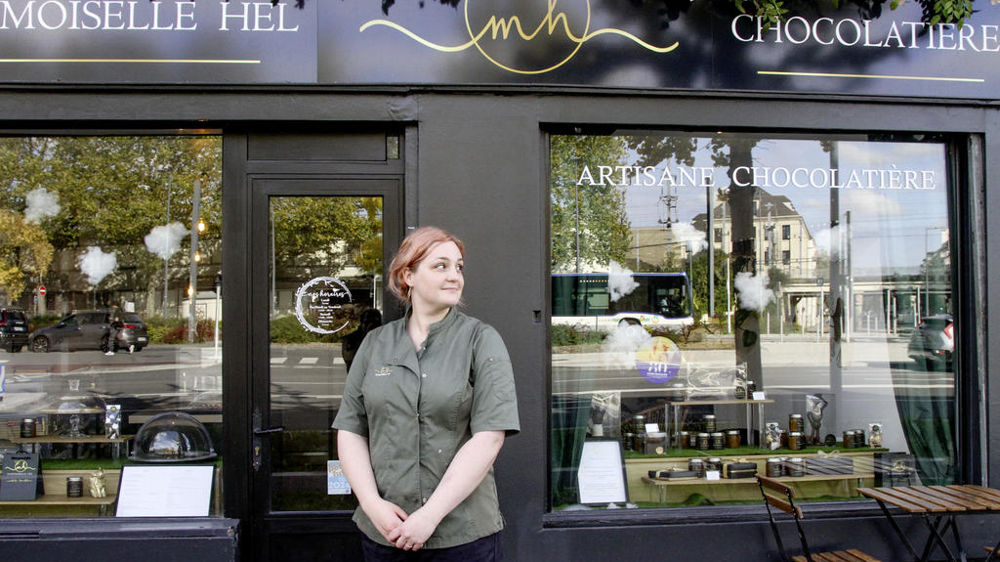 « Je me suis dit que si je travaillais bien, les clients feraient l’effort de venir vers moi », explique la jeune cheffe chocolatière de 31 ans.