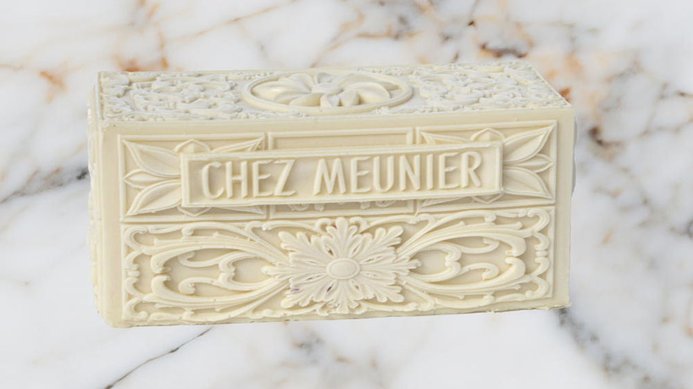 Bûche vanille praliné amande de Chez Meunier pour les Galeries Lafayette Gourmets.