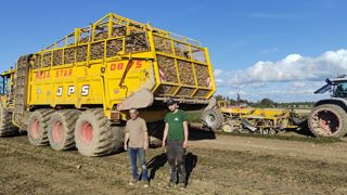 JPS propose un chantier d'arrachage de betteraves décomposé en 12 rangs avec des machines autoconstruites. JPS propose un chantier d'arrachage de betteraves décomposé en 12 rangs avec des machines autoconstruites.