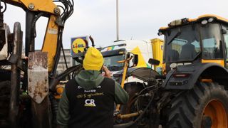 A l'appel de la Coordination rurale des agriculteurs bloquent la plate-forme logistique de Lidl à Saint-Quentin-Fallavier, en Isère.