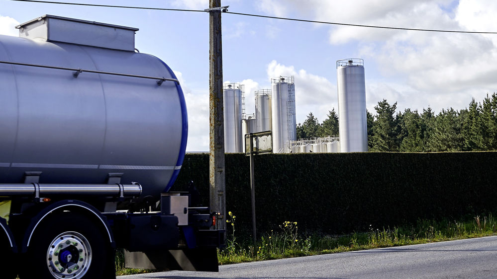 camion de collecte quittant une usine Lactalis