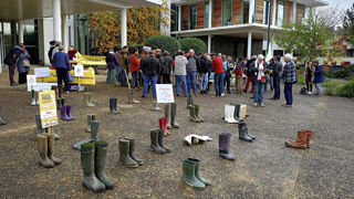 Ce 26 novembre 2024 en Dordogne, la Confédération paysanne a organisé un pique-nique citoyen un pique-nique devant le pôle interconsulaire où se tenait la dernière session de la chambre d’agriculture. Ce 26 novembre 2024 en Dordogne, la Confédération paysanne a organisé un pique-nique citoyen un pique-nique devant le pôle interconsulaire où se tenait la dernière session de la chambre d’agriculture.