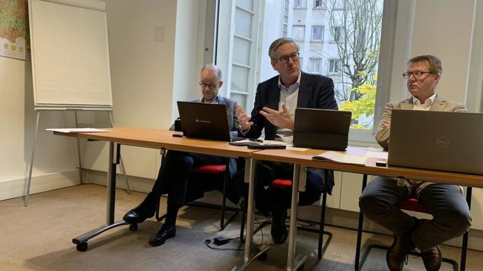 De gauche à droite, Olivier Dauger, vice-président de l’AGPB, Christoph Büren, président de Vivescia, et Benjamin Lammert, président de la Fop et de Terres Univia, mardi 26 novembre à Paris.
