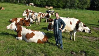 Benjamin Galmiche, installé à 650 mètres d'altitude, doit trouver une solution alternative pour livrer son lait.