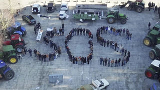 Des agriculteurs ont pris position devant la cathédrale de Rodez dans l'Aveyron en formant les lettres « SOS ». Des agriculteurs ont pris position devant la cathédrale de Rodez dans l'Aveyron en formant les lettres « SOS ».