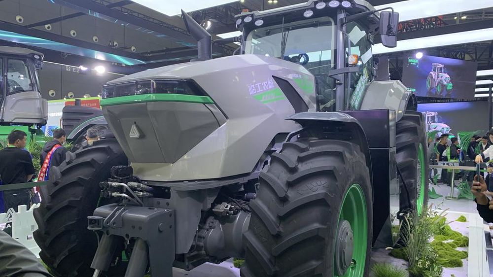 Ce tracteur de la marque LCAG est équipé d'un moteur thermique alimentant des batteries chargées d'entrainer des moteurs électriques dans les essieux.