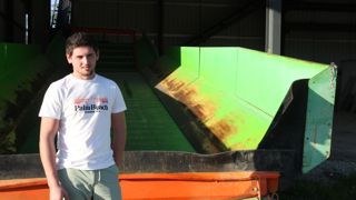 « J’ai un contrat pluriannuel sur cinq ans qui me garantit une prestation minimum de 300 ha par an », explique Damien Hayet devant sa table d'effeuillage.