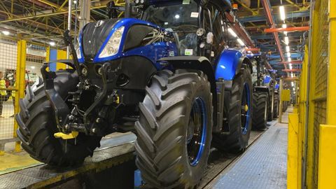 Le 2 000 000 ème tracteur fabriqué sur la ligne d’assemblage de Basildon est sorti en juillet au cours de notre visite. Il arbore une livrée spéciale. Le 2 000 000 ème tracteur fabriqué sur la ligne d’assemblage de Basildon est sorti en juillet au cours de notre visite. Il arbore une livrée spéciale.