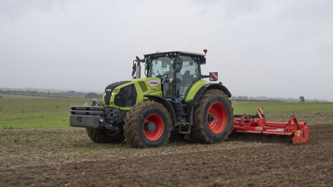 Claas Axion 870 CMatic : Une cabine qui satisfait tout le monde Claas Axion 870 CMatic : Une cabine qui satisfait tout le monde