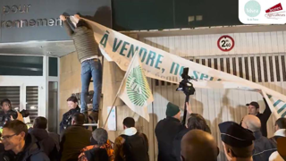 Le 28 novembre 2024, les agriculteurs ont déposé une banderole devant le siège de l'Inrae à Paris en signe de protestation.