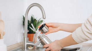 Pour la praticienne en médecine chinoise Cécile Piau, l'hydratation est une solution pour mieux dormir la nuit. Pour la praticienne en médecine chinoise Cécile Piau, l'hydratation est une solution pour mieux dormir la nuit.