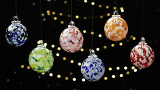 Les boules de Noël « Méli-Mélo » de l'atelier Sygma aux couleurs vives et joyeuses Les boules de Noël « Méli-Mélo » de l'atelier Sygma aux couleurs vives et joyeuses