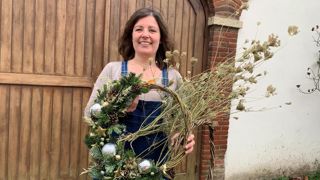 La fleuriste Marie Gosset a créé en 2023 son activité d'art floral « Les brindilles de Marie ». La fleuriste Marie Gosset a créé en 2023 son activité d'art floral « Les brindilles de Marie ».
