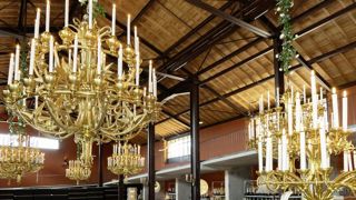 Les ateliers, installés dans une ancienne usine d’ocre du Luberon, disposaient de la superficie suffisante pour accueillir les imposants luminaires de Notre-Dame. Les ateliers, installés dans une ancienne usine d’ocre du Luberon, disposaient de la superficie suffisante pour accueillir les imposants luminaires de Notre-Dame.