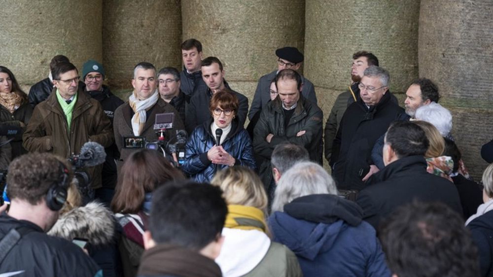« Censurer ce budget, c'est dire aux agriculteurs, qui travaillent dur pour nous nourrir et qui ont beaucoup de difficultés, (...) : votre sort ne nous intéresse pas », prévient la ministre de l'agriculture.
