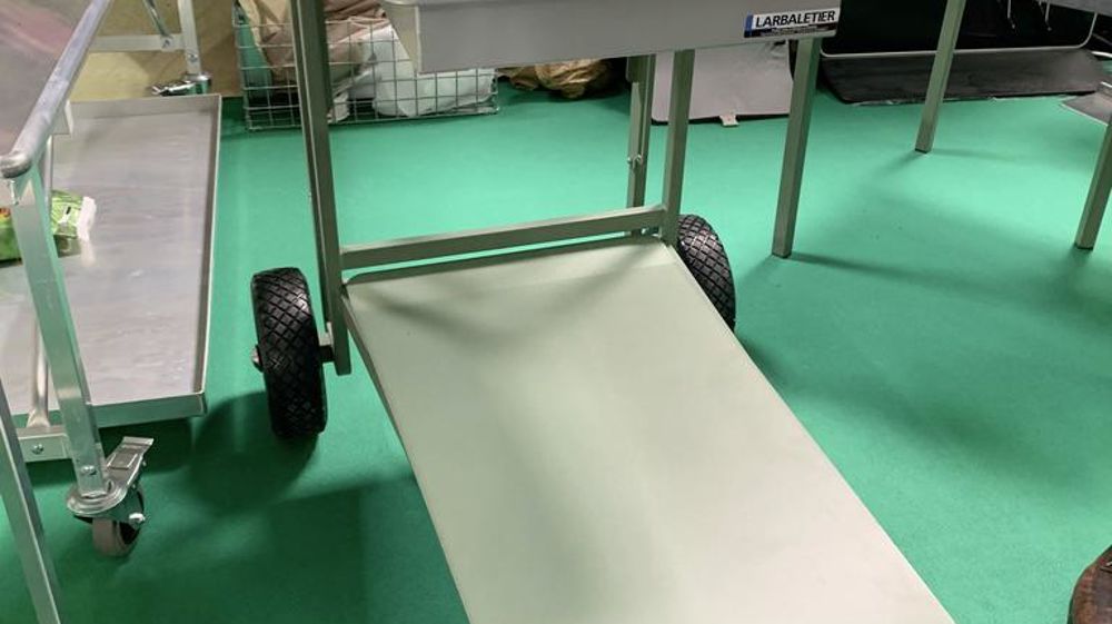 Ce chariot est conçu avec des roues prévues pour absorber les aspérités du terrain.