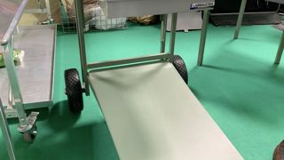 Ce chariot est conçu avec des roues prévues pour absorber les aspérités du terrain.