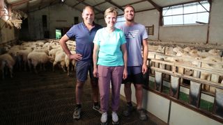 « Les mises bas se déroulent en novembre et le début de la traite a lieu juste avant Noël », indiquent Roger et Mirentxu avec leur fils Benat.