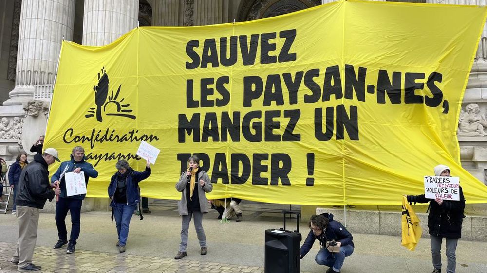 Action coup de poing de la Conf devant le Grand Palais à Paris