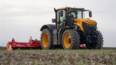 JCB Fastrac 8330 iCon : la cabine branchée du Britannique JCB Fastrac 8330 iCon : la cabine branchée du Britannique