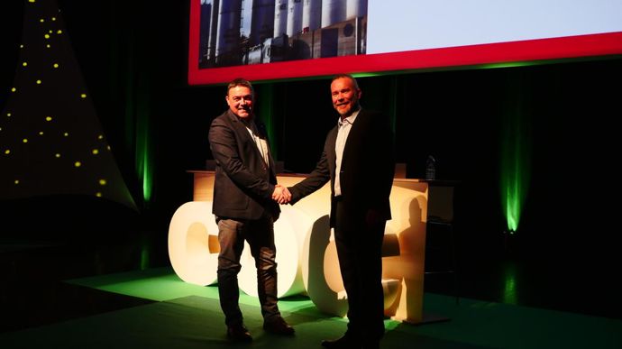 Emmanuel Massicot, président de COC Groupe, et Ulrich Housseau, directeur général, lors de l'assemblée générale, vendredi 6 décembre, au Futuroscope de Poitiers (Vienne).