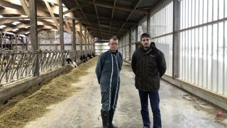 Pour Denis Lecoq, éleveur à Gorges (à gauche), et Antoine Métayer, directeur de la FDGDON de la Manche, la fermeture des bâtiments s’avère la solution la plus efficace. Pour Denis Lecoq, éleveur à Gorges (à gauche), et Antoine Métayer, directeur de la FDGDON de la Manche, la fermeture des bâtiments s’avère la solution la plus efficace.