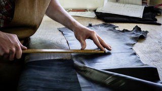 Pour compenser le manque de peaux disponible, les acteurs de la filière du cuir misent sur une qualité supérieure. Pour compenser le manque de peaux disponible, les acteurs de la filière du cuir misent sur une qualité supérieure.
