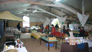 En circuit court, le producteur gère de nombreux canaux de vente, à la ferme, en magasin, sur les marchés, auprès des professionnels... avec différents moyen de communication, par téléphone, SMS, sur internet...