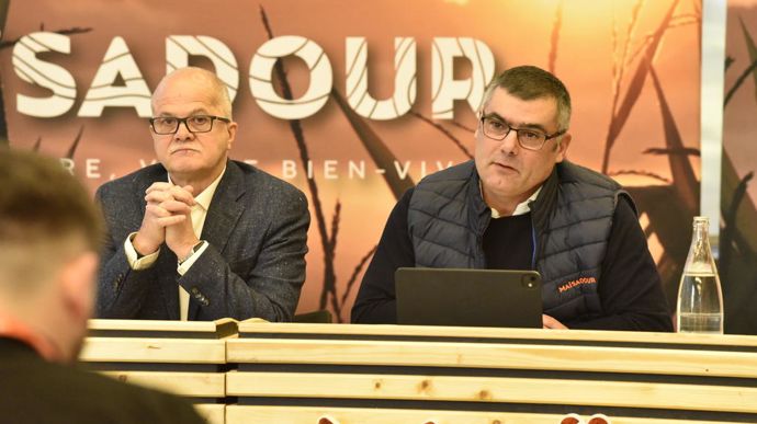 Christophe Bonno, directeur général, et Daniel Peyraube, président, lors de la conférence de presse de Maïsadour, jeudi 12 décembre, à Haut-Mauco (Landes).