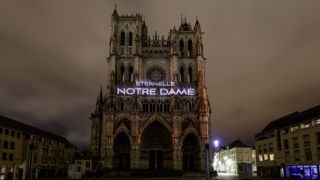Jusqu'au 29 décembre 2024, un spectacle de sons et lumières projeté sur la façade de la cathédrale d'Amiens rend hommage à Notre-Dame de Paris pour célébrer sa réouverture. Jusqu'au 29 décembre 2024, un spectacle de sons et lumières projeté sur la façade de la cathédrale d'Amiens rend hommage à Notre-Dame de Paris pour célébrer sa réouverture.