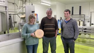 Clément Vérème et ses parents Patrick et Corinne ont construit une fromagerie fonctionnelle et conçue pour atténuer la pénibilité du travail. Clément Vérème et ses parents Patrick et Corinne ont construit une fromagerie fonctionnelle et conçue pour atténuer la pénibilité du travail.