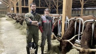 « Nous avons conçu le bâtiment le plus adapté possible à nos vaches et à notre façon de travailler », expliquent Guillaume Rongier et Mathilde Bernard. « Nous avons conçu le bâtiment le plus adapté possible à nos vaches et à notre façon de travailler », expliquent Guillaume Rongier et Mathilde Bernard.