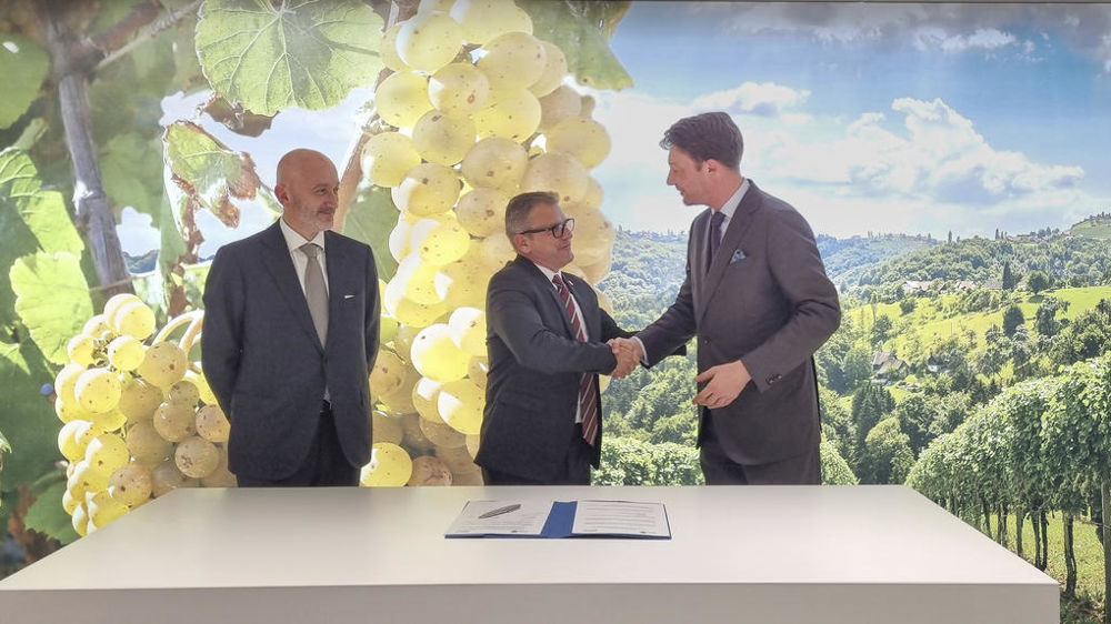 Curt Blades, vice-président senior de l'AEM (au centre) et Jelte Wiersma, secrétaire général du Cema (à droite), se sont mutuellement félicité de leur protocole d'accord en présence du vice-président du CEMA, Alessandro Malavolti (à gauche).