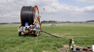 Le gaspillage de l'eau sur les installations d'irrigation est majoritairement lié à des soucis d'étanchéité et de fuites dans les tuyaux. Le gaspillage de l'eau sur les installations d'irrigation est majoritairement lié à des soucis d'étanchéité et de fuites dans les tuyaux.