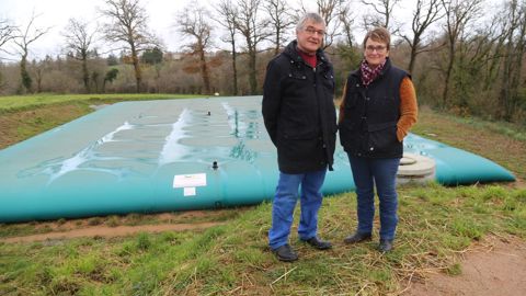 « La poche couplée aux réseau d'approvisionnement des pâtures améliore le confort de travail », indique Laurent et Brigitte Mercier.