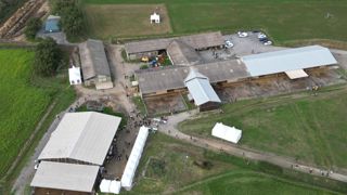 Les toits des bâtiments de la ferme caprine du Pradel, en Ardèche, représentent un potentiel de récupération d'eau de pluie important.