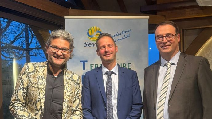 Olivier Dauvers (à g.) a partagé son expertise de la grande consommation lors de l'AG de Sevépi, mardi 10 décembre à Ménilles (Eure), au côté d'Aurélien Caurier, DG de la coopérative, et de Jérôme Charpentier, président.