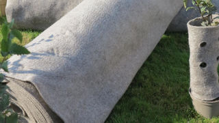 Ce paillage à base de cheveux recyclés existe en rouleaux mais se décline aussi en manchons de plantation.