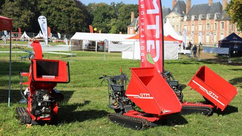 Le broyeur (à gauche) peut être retiré de sa base et remplacé par des bennes (à droite).