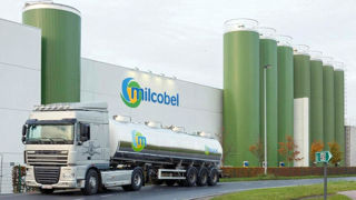 La fusion de Friesland Campina et Milcobel devrait donner naissance à un groupe pesant plus de 10 milliards de litre de lait. La fusion de Friesland Campina et Milcobel devrait donner naissance à un groupe pesant plus de 10 milliards de litre de lait.