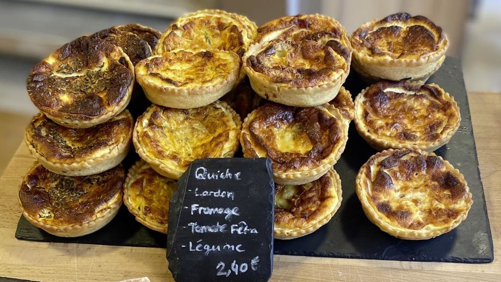 À Angers, la Boulangerie Corneille propose chaque jour un assortiment de quiches maison, végétariennes ou non, pour tous les goûts.