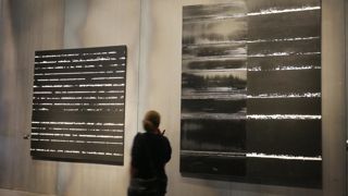 Le musée Soulages, à Rodez, a été ouvert il y a dix ans. Il montre la diversité du travail de l'artiste dans un écrin qui reflète l'évolution de l'oeuvre.