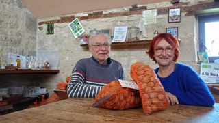 En Dordogne, Michel et Lucette Dubreuil-Lachaud ont développé la vente directe autour d’un produit phare, la noix du Périgord, qu'il cultive en bio. En Dordogne, Michel et Lucette Dubreuil-Lachaud ont développé la vente directe autour d’un produit phare, la noix du Périgord, qu'il cultive en bio.