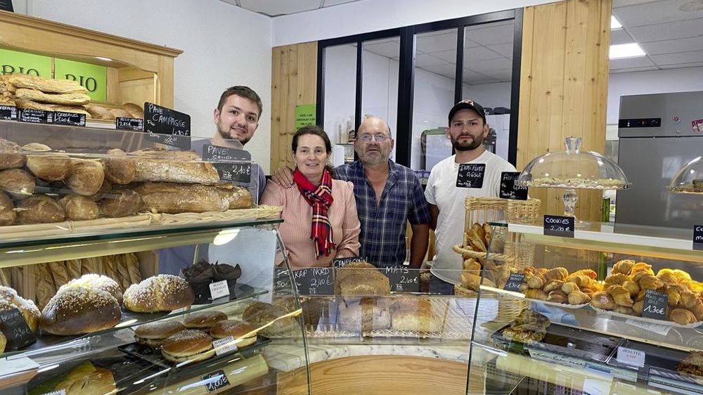 Alain et Joëlle Garrelis entourés de leurs deux fils, Gaëtan et Maverick, qui vont prendre la tête de la boulangerie familiale.