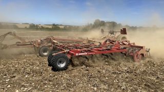 Premier modèle traîné de la série, le Finer 8 XL propose une largeur de travail de 7,95 mètres. Premier modèle traîné de la série, le Finer 8 XL propose une largeur de travail de 7,95 mètres.
