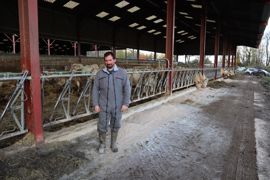 Kévin Caillet repense sa stratégie alimentaire pour chaque nouveau lot de broutards, choisissant des co-produits humides ou secs selon les prix.